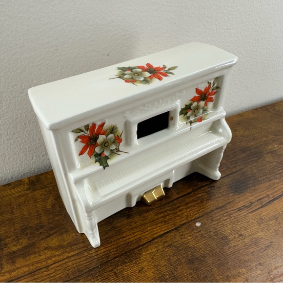 Vtg Fuji Japan Music Box, Upright Porcelain Panted Flowers, 22K Gold Accents - Picture 6 of 9